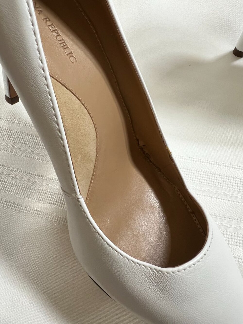 Banana Republic White Leather Pointed Toe Pumps 3.5" Stiletto Heels Size 7M - Picture 8 of 9